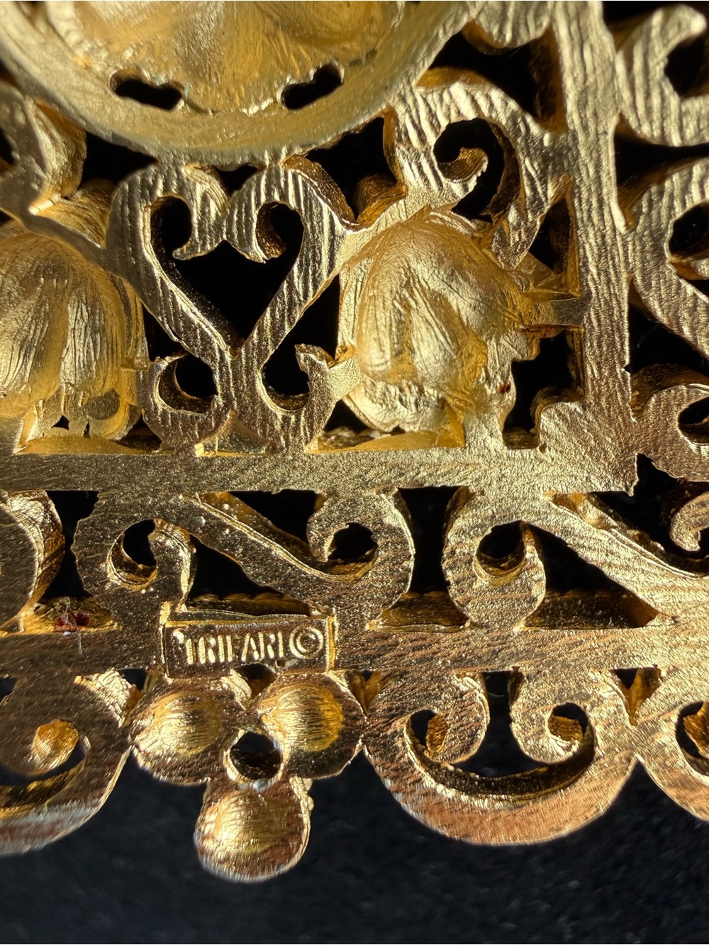 Crown Trifari Etruscan Gold Pendant Necklace and Earrings set, 1960’s - Picture 3 of 5